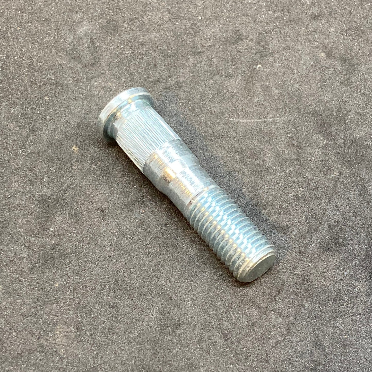 Final drive mounting stud (1WD)