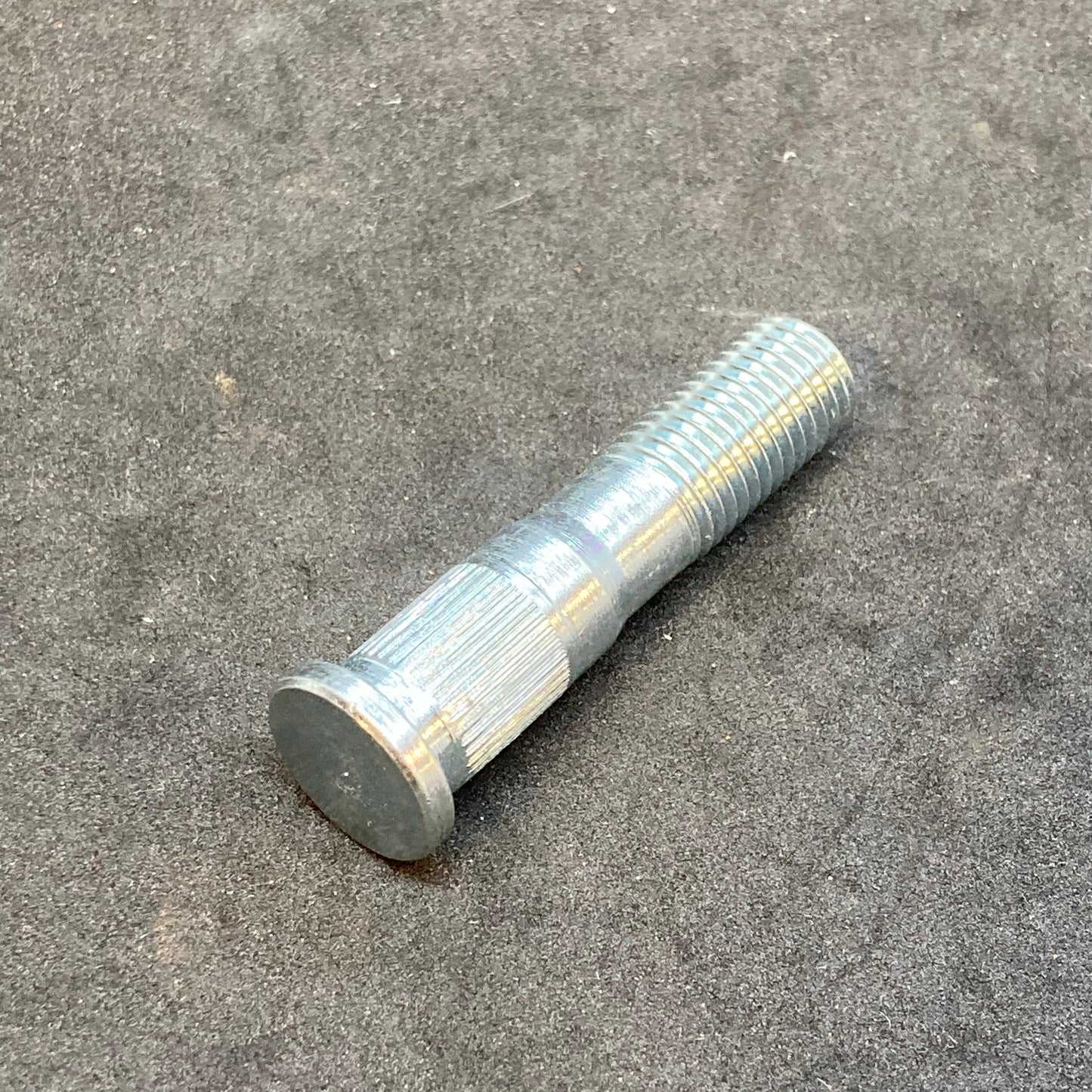 Final drive mounting stud (1WD)