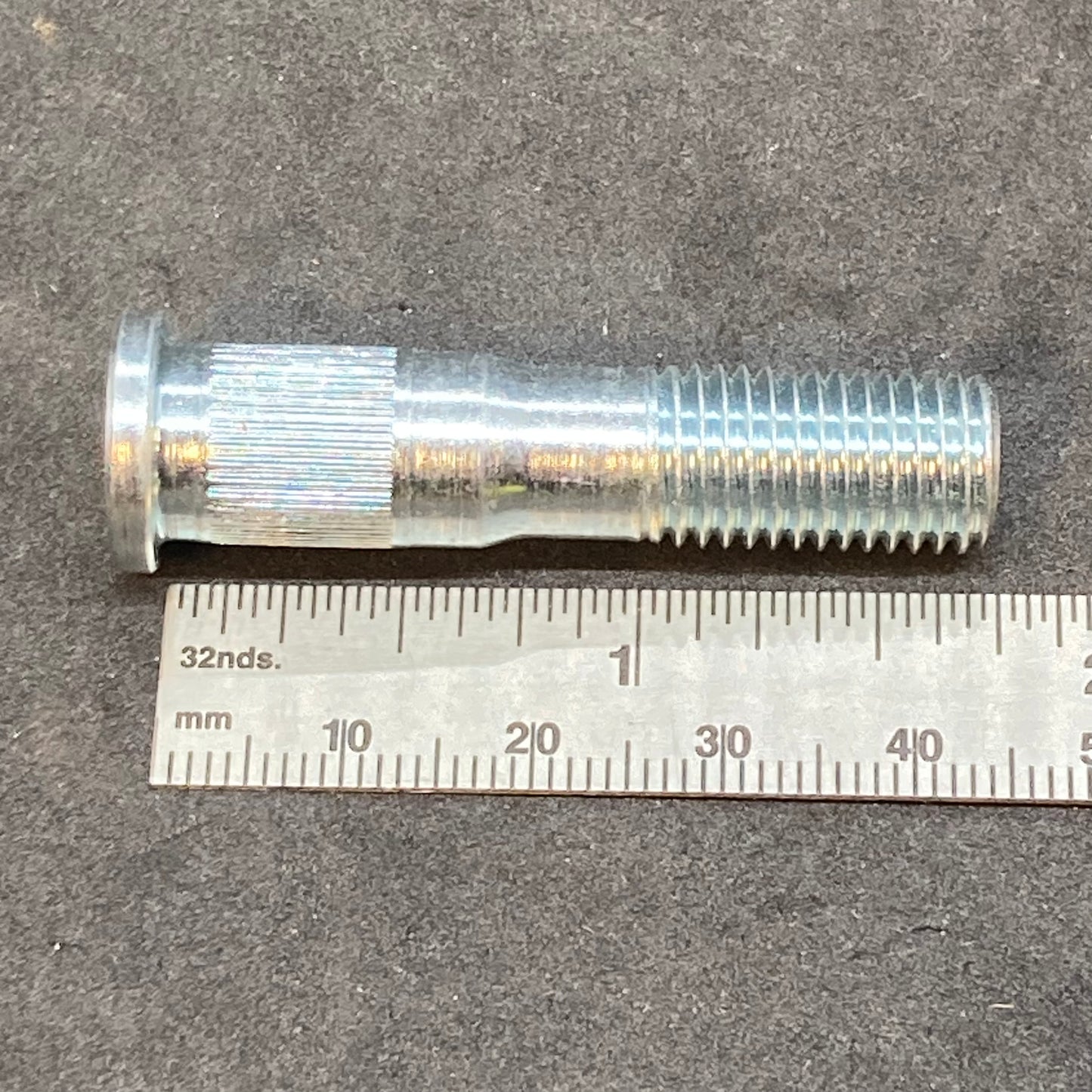Final drive mounting stud (1WD)
