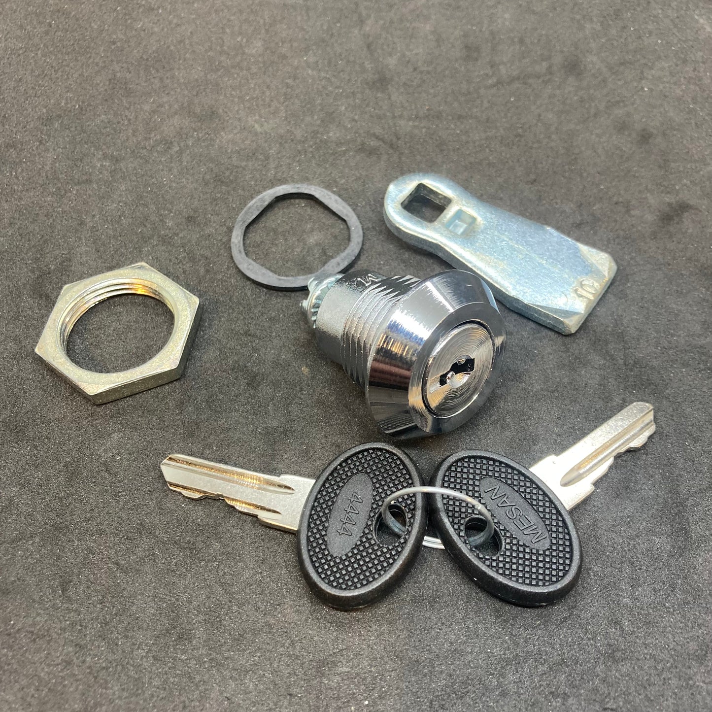 Trunk lock with key