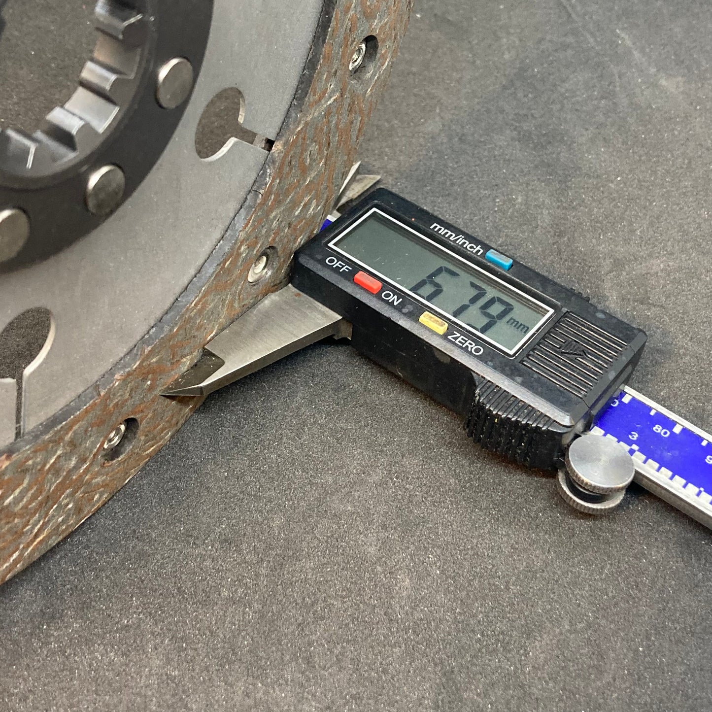 Clutch friction plate