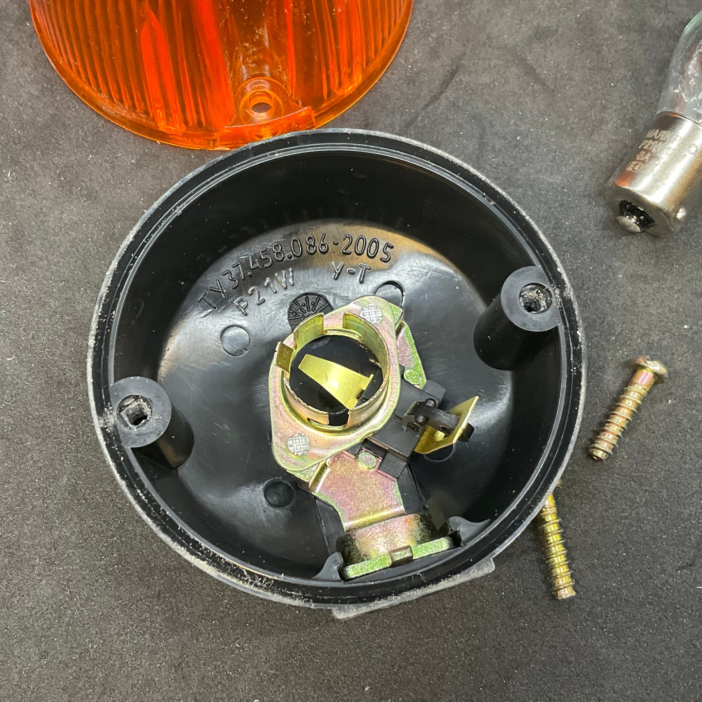 Left turn signal (front and rear)