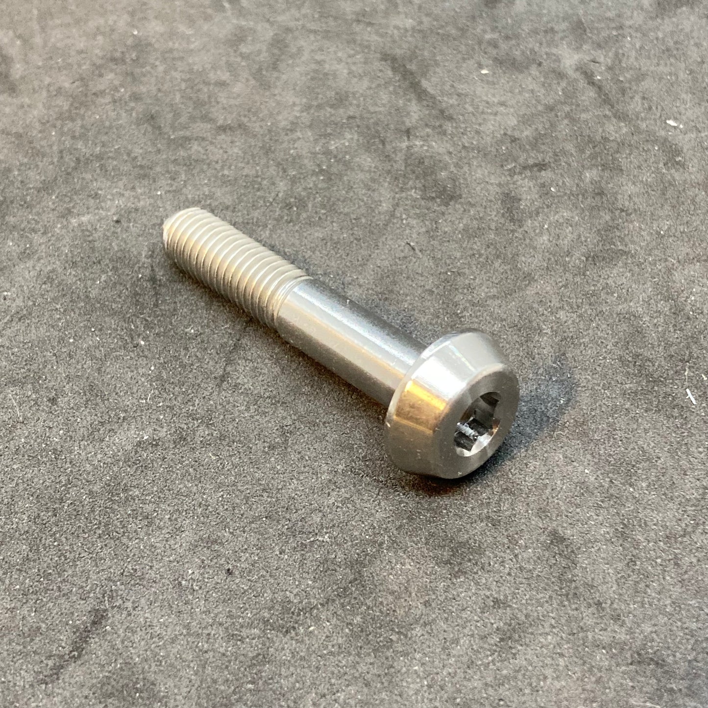 Head cover bolt, lower (short), 2019+